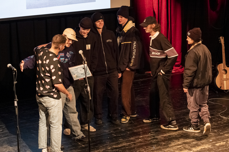 Der Verein SkateSO nimmt auf der Bühne den "Ausgezeichnet - Förderpreis" entgegen. 